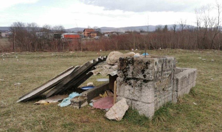 SRAMOTA I NEPOŠTOVANJE STRADALIH Od spomenika srpskim žrtvama napravili štenaru (FOTO)