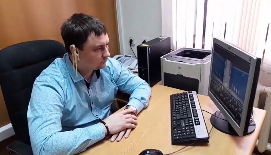 OVAJ POTEZ IMA POSEBNU SIMBOLIKU Političar slušao Putinov govor sa špagetama na ušima (VIDEO)