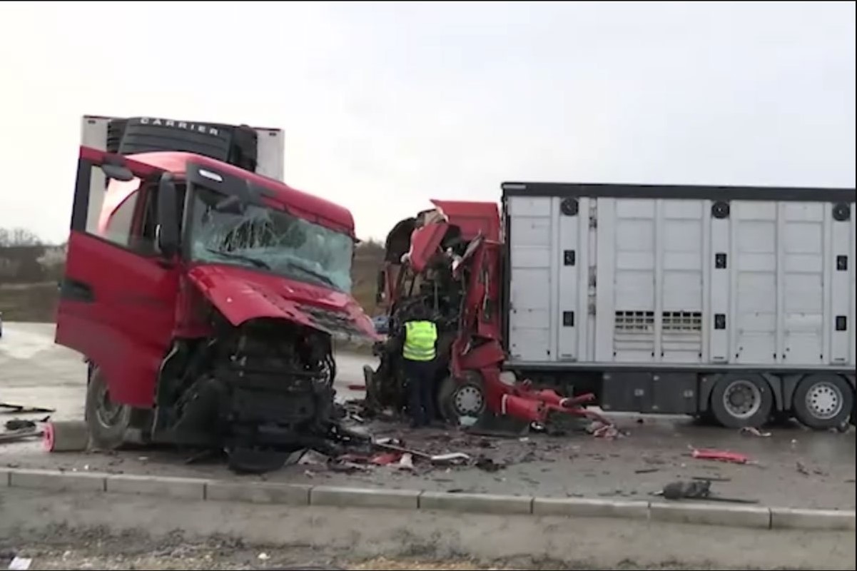 Težak sudar kamiona kod Beograda, vatrogasci sjekli kabine da izvuku povrijeđene