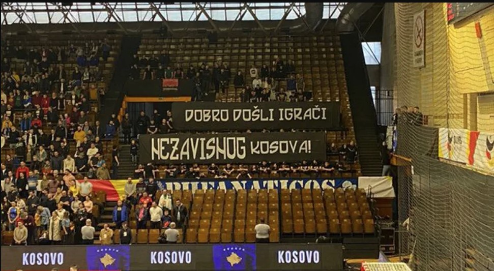 SKANDAL U TUZLI! Na rukometnoj utakmici razvijen transparent "Dobro došli igrači nezavisnog Kosova"