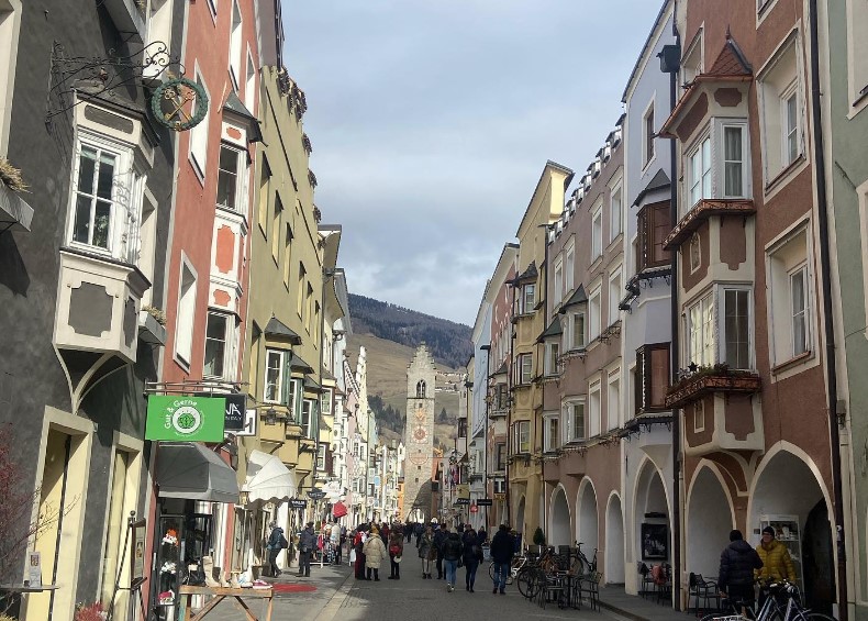 OVO MJESTO KRIJE NEVJEROVATNU PRIČU Italijanski grad u kojem se jedu kobasice i pije pivo (FOTO)