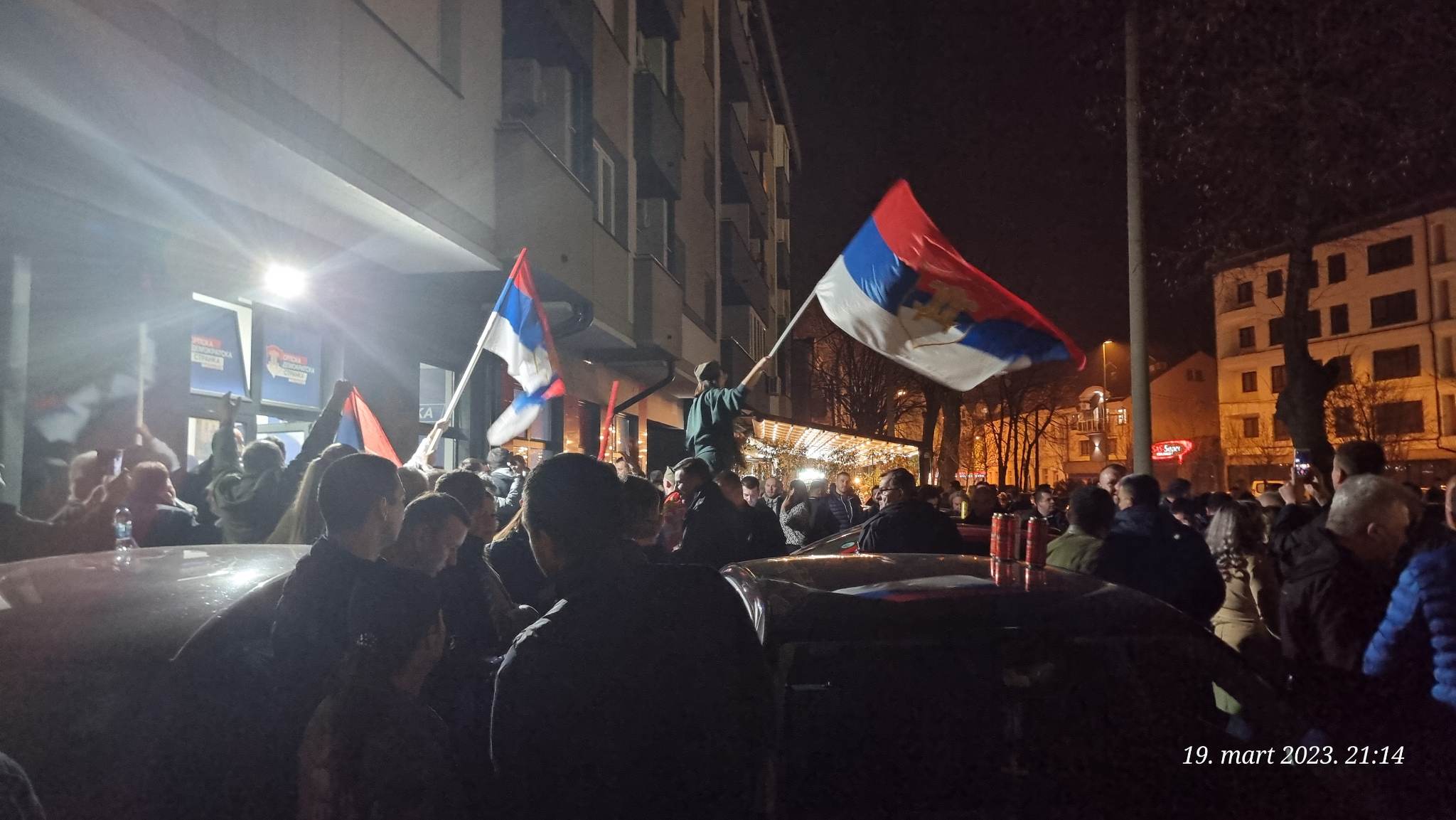 "VOLIM OVAJ NAROD ĆIRILICU ŠTO PIŠE" Trobojke, šajkače i pjesma u Bijeljini (FOTO/VIDEO)