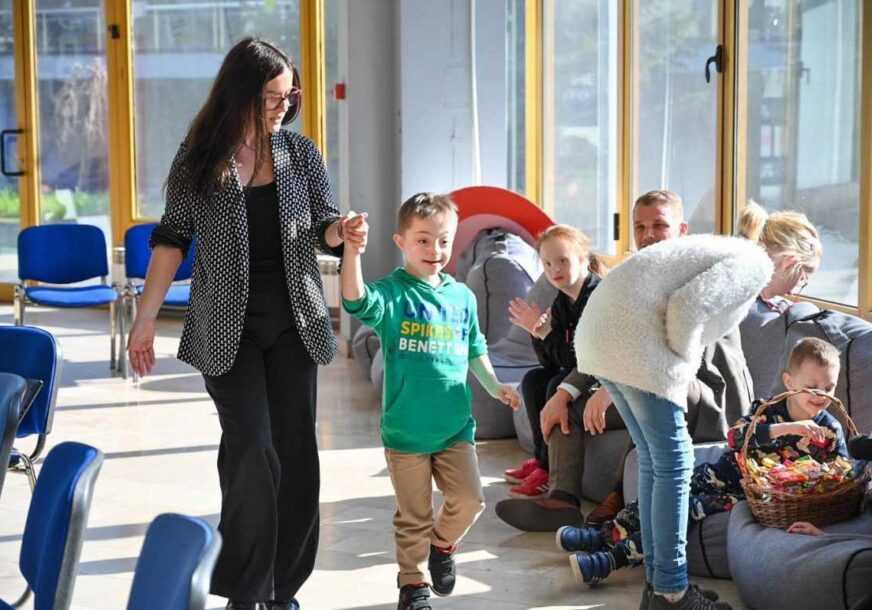 Međunarodni dan osoba sa Daunovim sindromom: Modna revija "Sa nama, ne za nas" u TC "Delta Planet"