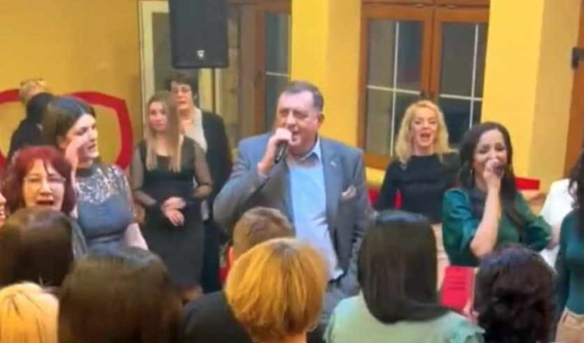 DODIK NE ISPUŠTA MIKROFON IZ RUKE Zapjevao i u Modriči: Orilo se "Srpkinja je meme majka rodila" (VIDEO)