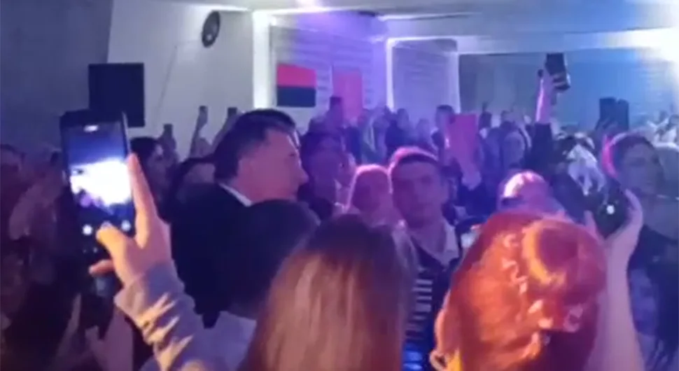 ZAPJEVALI POPULARNU NUMERU "NE DOLAZI U MOJ SAN" Dodik ukrstio glas sa Nikolom Rokvićem (VIDEO)