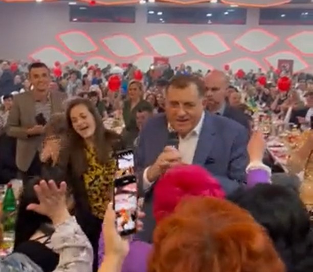 DODIK U SVOM ELEMENTU Predsjednik Srpske se ponovo latio mikrofona: Zapjevao "Romaniju" ženama povodom 8. marta (VIDEO)