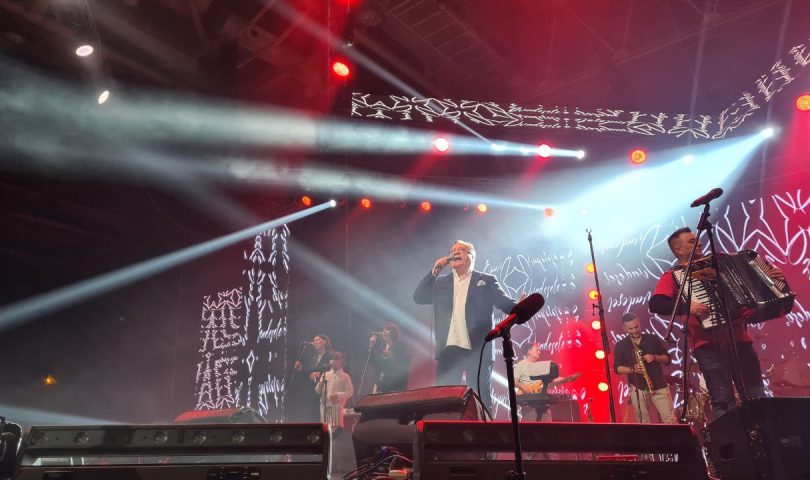 ŽIVUĆA LEGENDA! Halid na binu izašao s unukom i prvom pjesmom publiku oduševio (VIDEO)