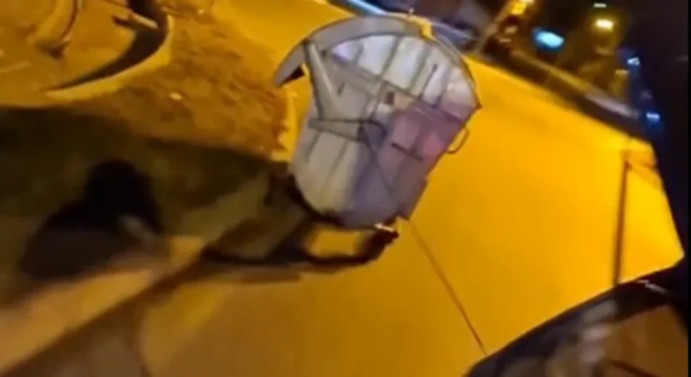 SCENA IZ "ŽIKINE DINASTIJE", ALI NA BOSANSKI NAČIN Zavezao kontejner za automobil, pa ga provozao (VIDEO)