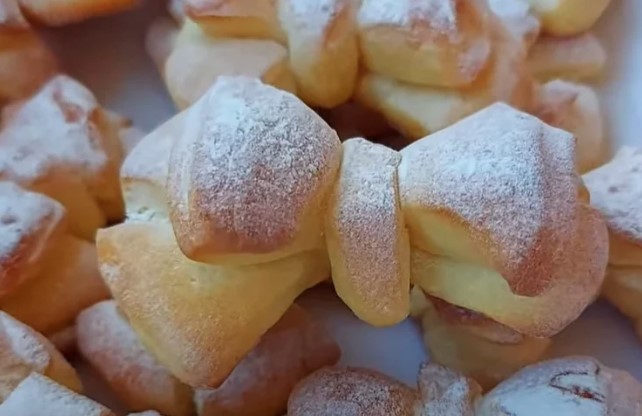 HRSKAVE I PJENASTE Slatke mašnice posute prah šećerom (VIDEO)