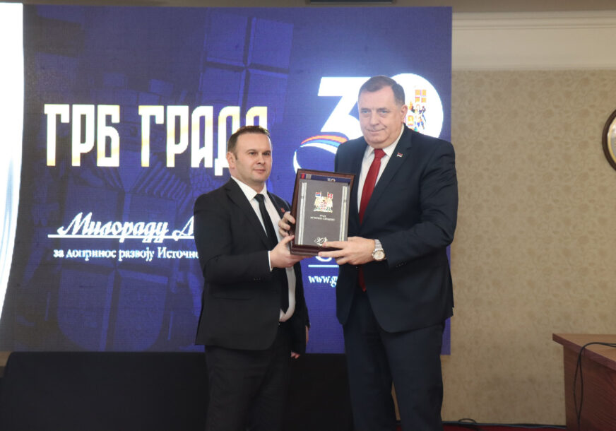 GRB GRADA DODIKU I VUČIĆU Održana svečana sjednica povodom 30 godina od formalnog nastanka Istočnog Sarajeva