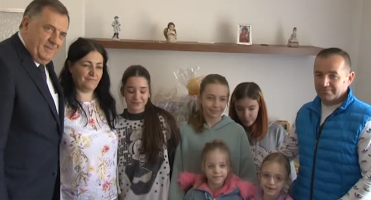 DODIK NA USELJENJE DONIO IKONU SVETOG JOVANA Osmočlana porodica Badnjar dobila novi krov nad glavom (VIDEO)