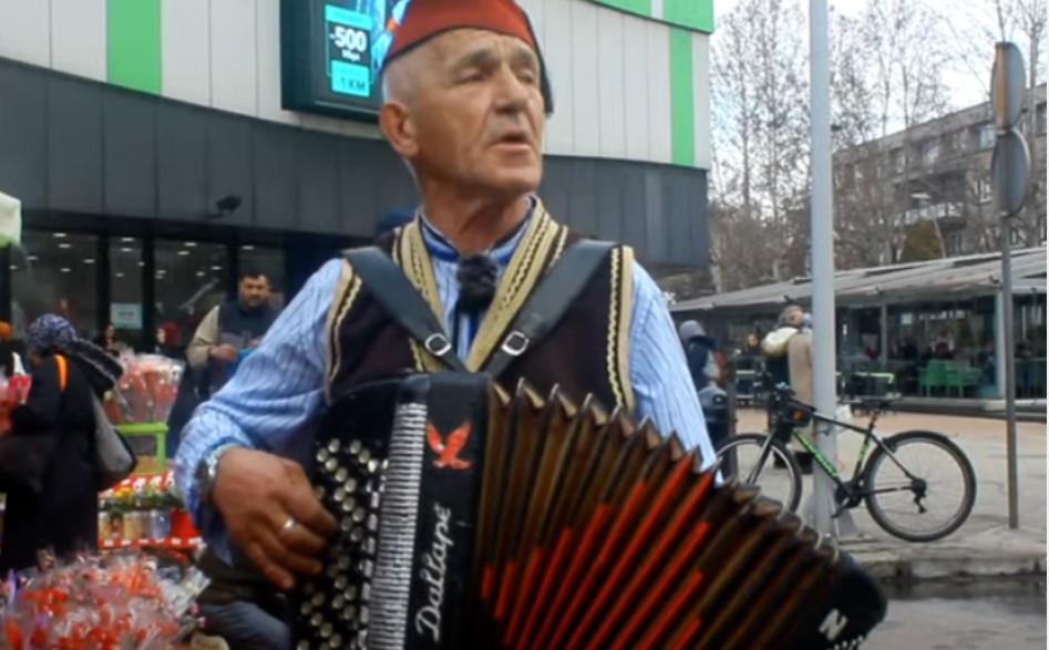 PJESMOM I HARMONIKOM OSVOJIO SRCA ŽENA Nihad se sa jednom tri puta ženio i razvodio: "Volim cure plavuše, ofarbane glavuše" (VIDEO)