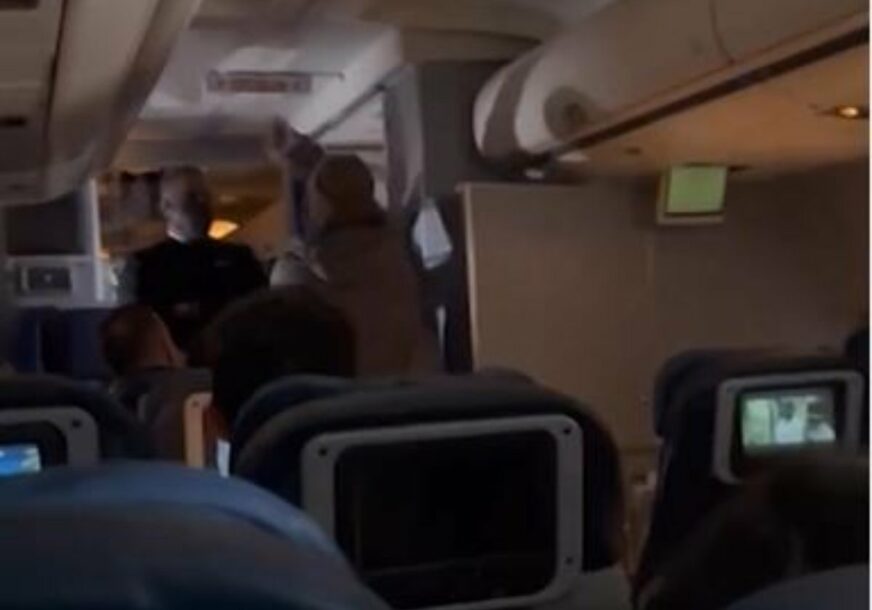 DRAMA NA NEBU Muškarac kašikom pokušao da ubode u vrat člana posade (VIDEO)