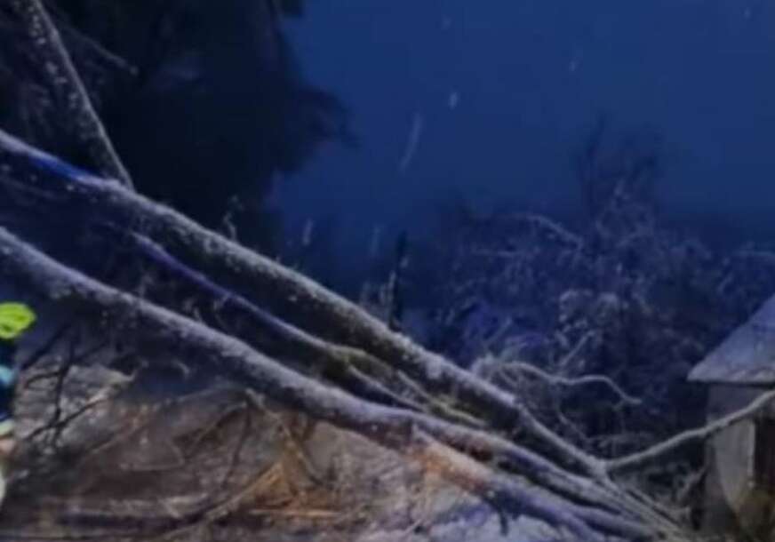 STRAVIČNO NEVRIJEME U HRVATSKOJ Žestoka bura prevrnula kamion, otežan saobraćaj (FOTO)