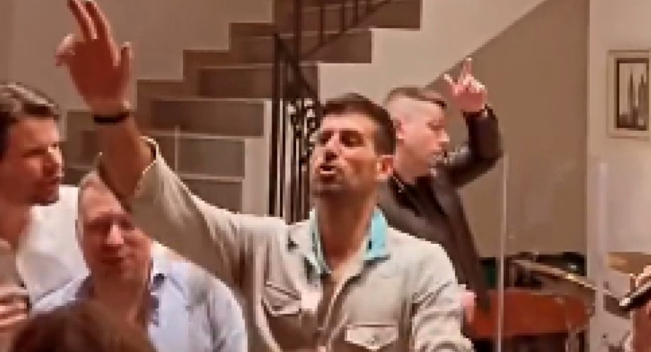 LUDNICA! Ovako izgleda kad Nole padne u trans: Tri prsta u vis kada ga je pogodio čuveni HIT (VIDEO)