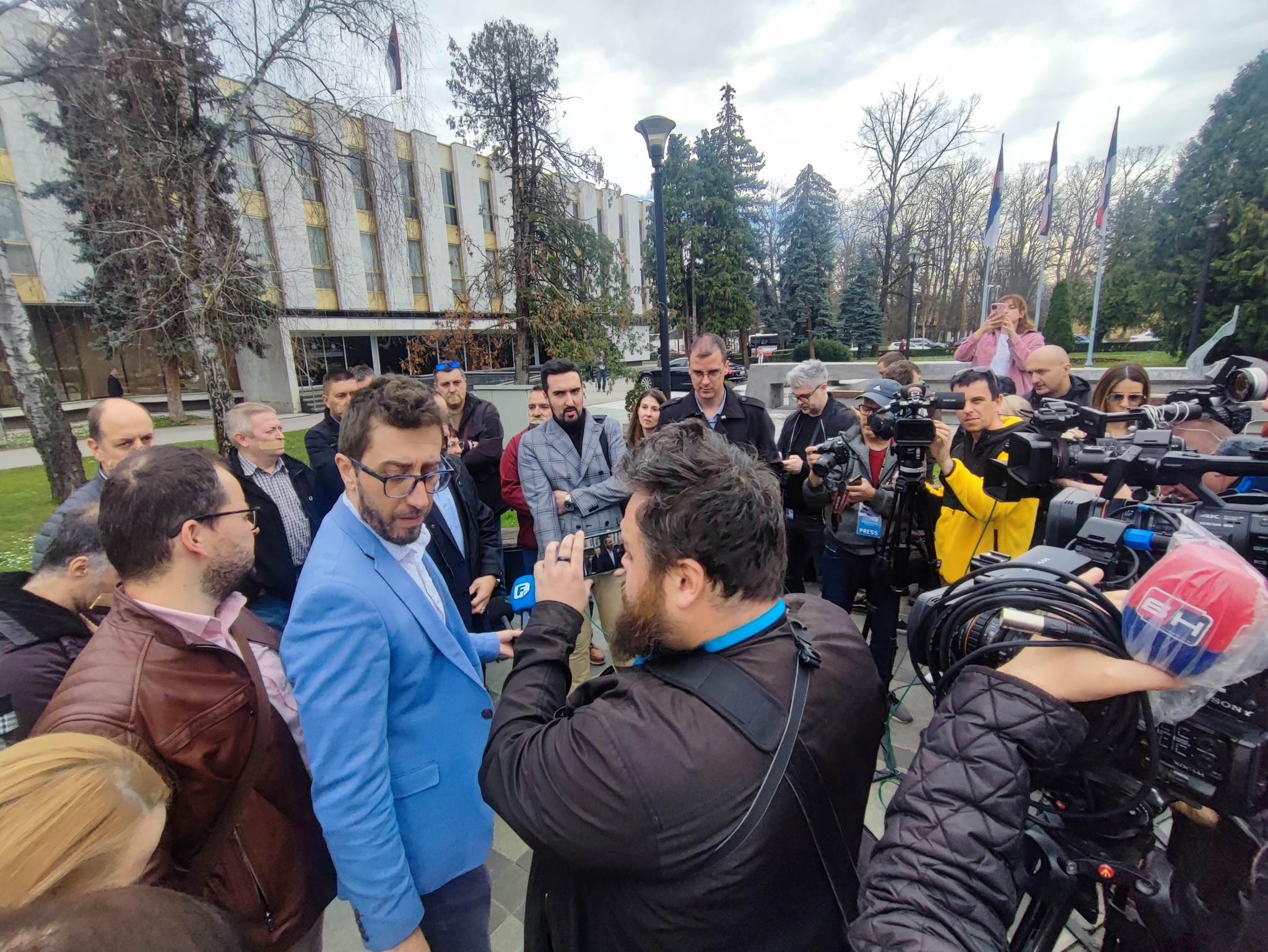 NOVINARI ZALIJEPILI TRAKE PREKO USTA Simboličan protest ispred NSRS u znak negodovanja izmjena Krivičnog zakona (FOTO)