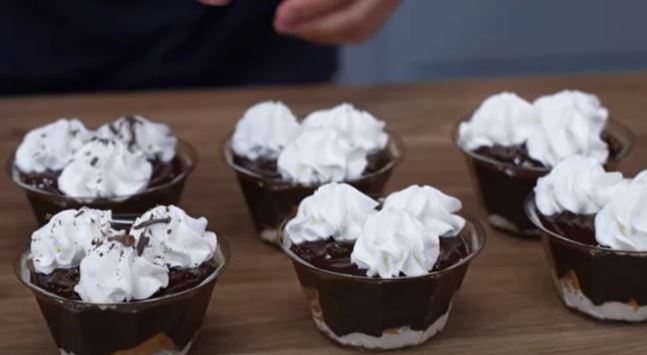 OVAKO IH PRAVE GRCI Brza i lakša verzija najpoznatijeg kolača: Posne profiterole u čaši (VIDEO)