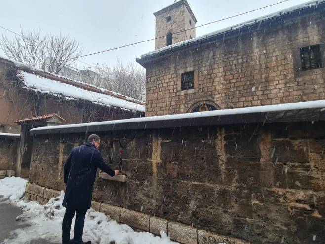 KOVAČEVIĆ POLOŽIO CVIJET NA BAŠČARŠIJI: "Nikola Gardović ubijen u svom Sarajevu samo zato što je bio Srbin"