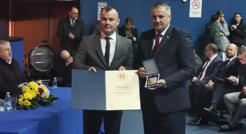 Viškoviću uručena Plaketa sa zlatnim grbom opštine Srebrenica (FOTO)