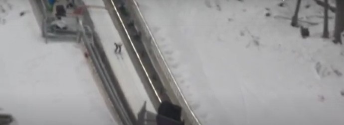 UŽASNO! Stravičan pad slovenačkog šampiona u skijaškim skokovima: Helikopterom prevezen u bolnicu (VIDEO)