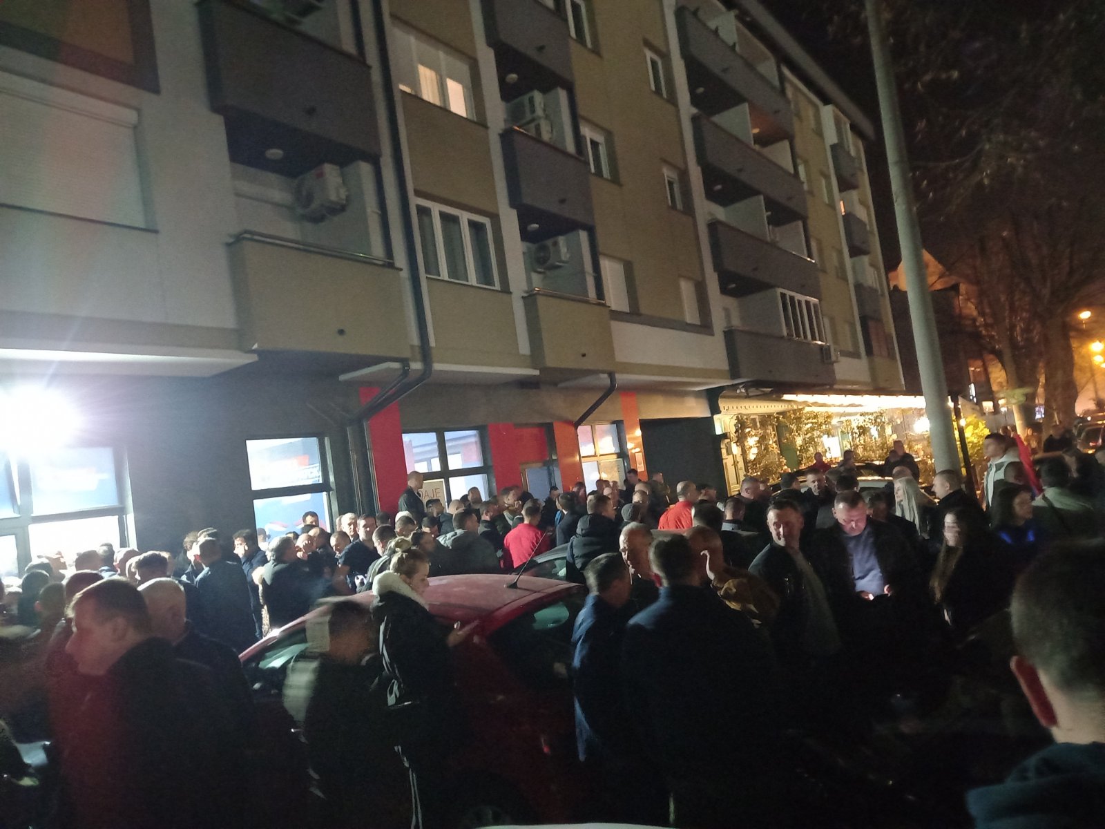 SLAVLJE U BIJELJINI Formiraju se kolone vozila, očekuje se izlazak i obraćanje Petrovića (FOTO/VIDEO)