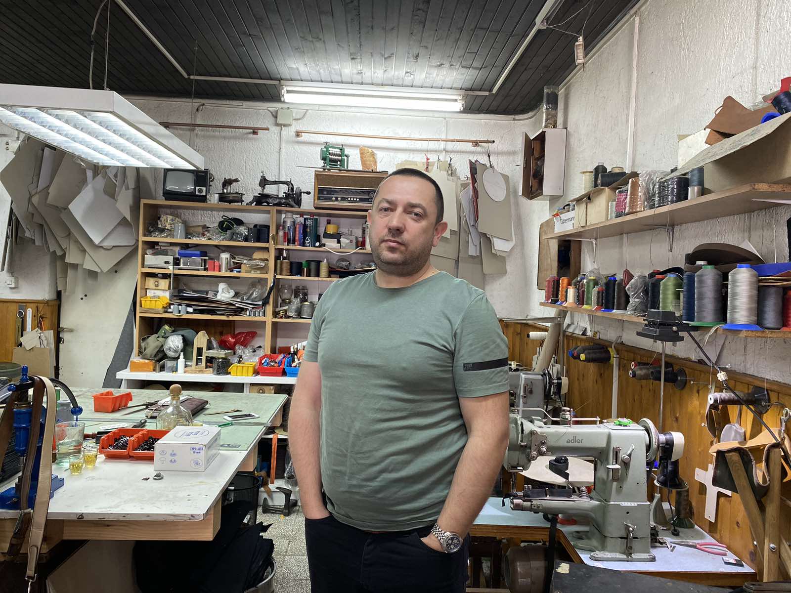 ČUVENA ZANATSKA RADNJA U BANJALUCI PUNI 60 GODINA Kožar Aurelije nastavio porodični posao i čuva od zaborava ono što mu je otac ostavio u amanet (FOTO/VIDEO)
