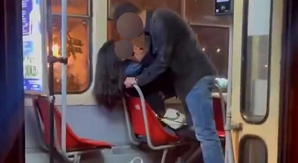 Stravična scena nasilja u beogradskom tramvaju: Muškarac davio ženu