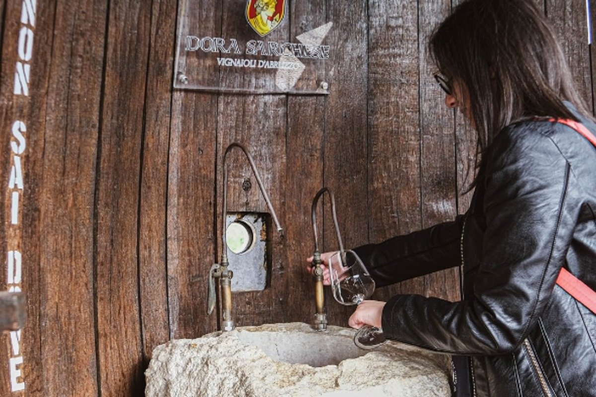 SAN MNOGIH LJUBITELJA OVOG PIĆA Fontana iz koje bez prestanka teče besplatno vino (FOTO)