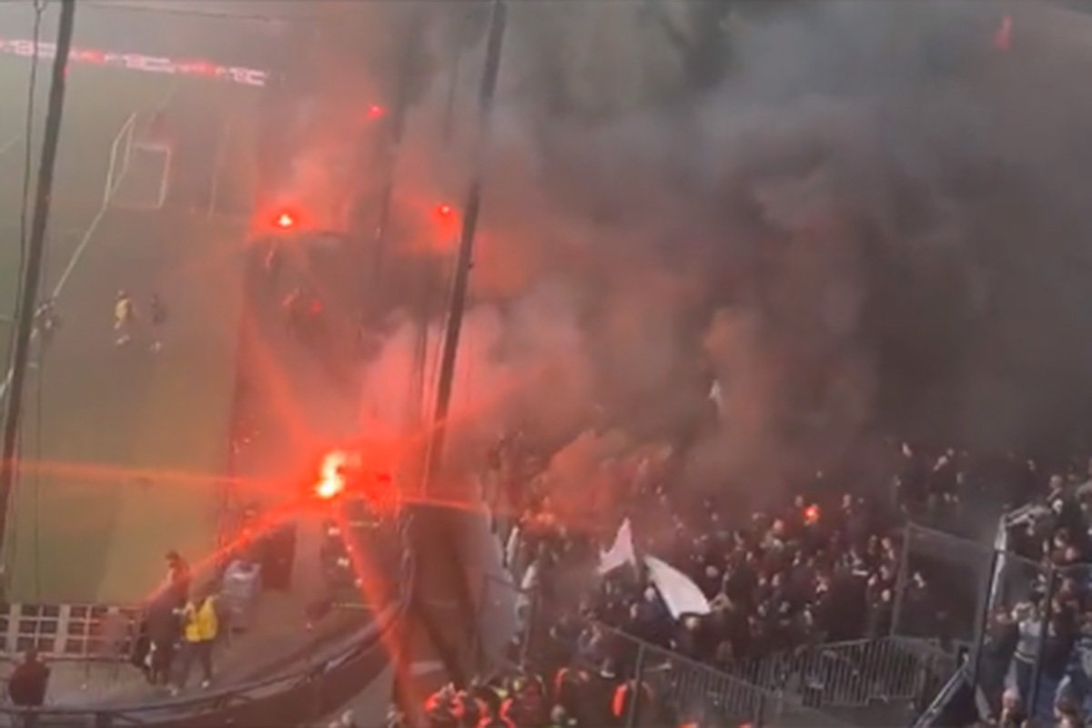 Uhapšena 22 navijača zbog haosa na utakmici Fejenord - Ajaks (FOTO/VIDEO)