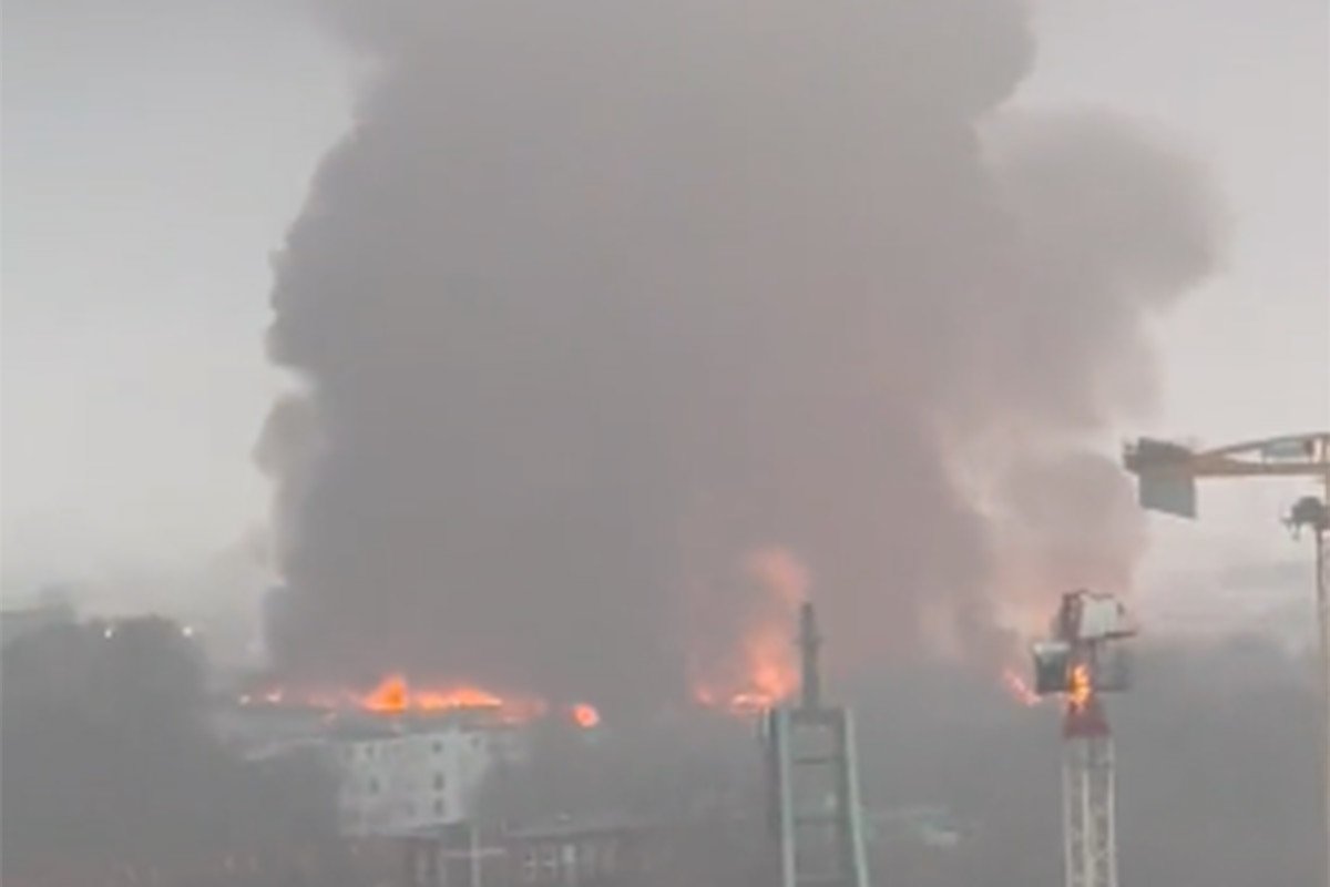 ODJEKUJU DETONACIJE Bukti požar, jak dim putuje u smjeru grada (VIDEO)