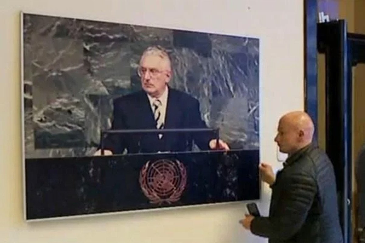 DUHOVI ILI...? Ogromna fotografija Tuđmana pala sa zida tokom Plenkovićevog obraćanja (VIDEO)