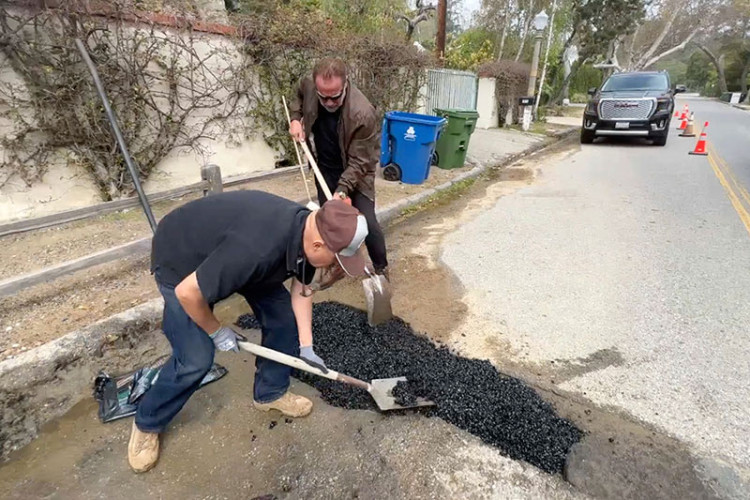 Švarceneger asfaltirao rupu na putu u Los Anđelesu (VIDEO)