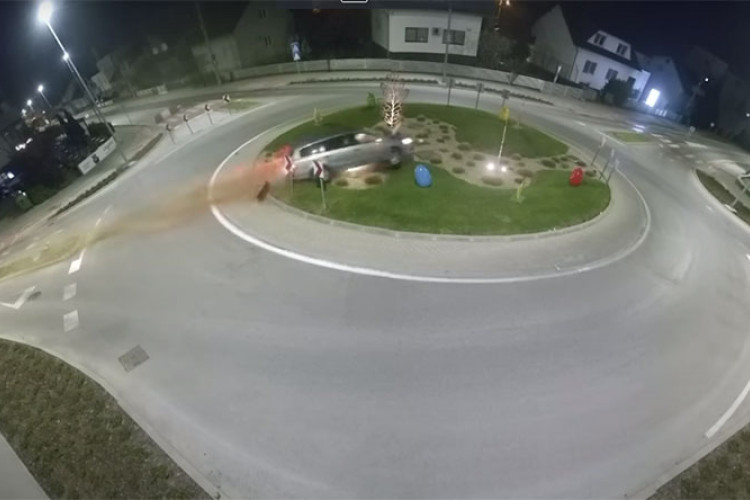 Oštetio automobil i nekoliko znakova: Punom brzinom preletio preko kružnog toka (VIDEO)