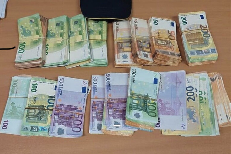 SPRIJEČILA GA GRANIČNA POLICIJA Vozač kamiona pokušao prošvercati više od 100.000 evra iz BiH u Hrvatsku