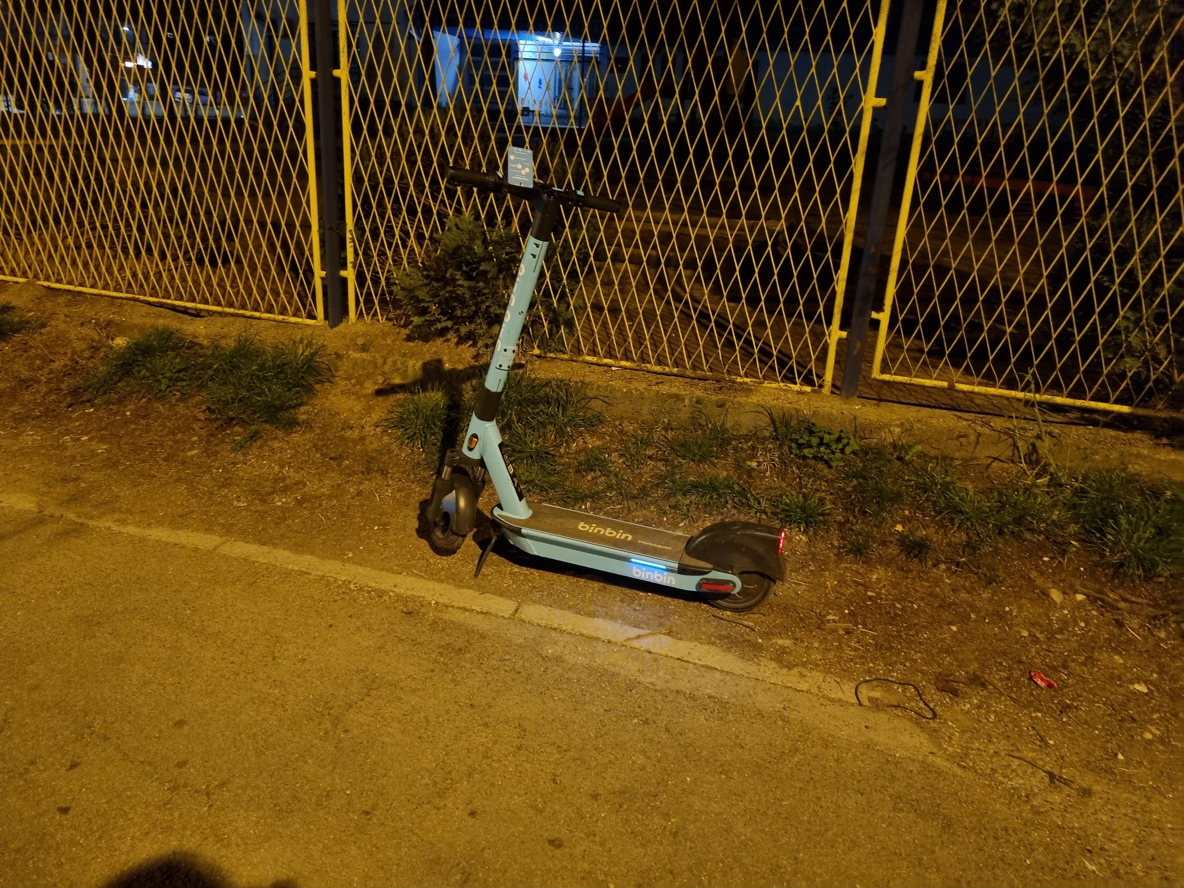 NEMARNOST GRAĐANA BANJALUKE Svugdje po gradu "parkirani" električni trotineti (FOTO)