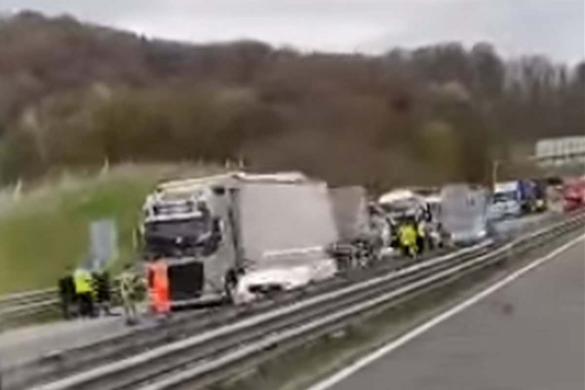 STRAVIČNA NESREĆA U MARIBORU: U sudaru tri kamiona poginuo slovenački vozač, dvojica iz BiH povrijeđena (FOTO/VIDEO)