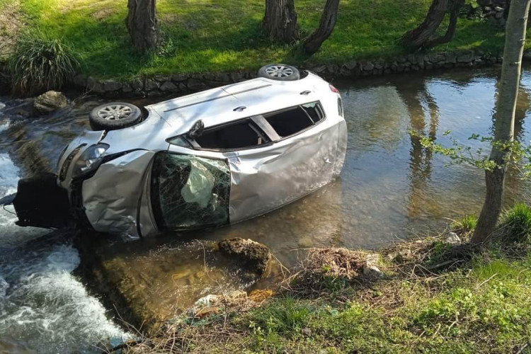 TEŠKA SAOBRAĆAJKA KOD SANSKOG MOSTA Automobil sa petoricom mladića sletio u korito rijeke