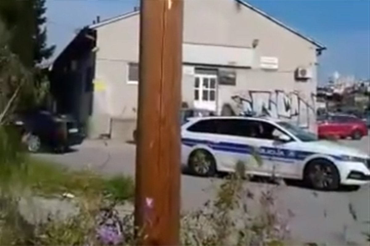 INCIDENT U SPLITU Mladić driftao BMW-om pa se zabio u policijski auto (VIDEO)