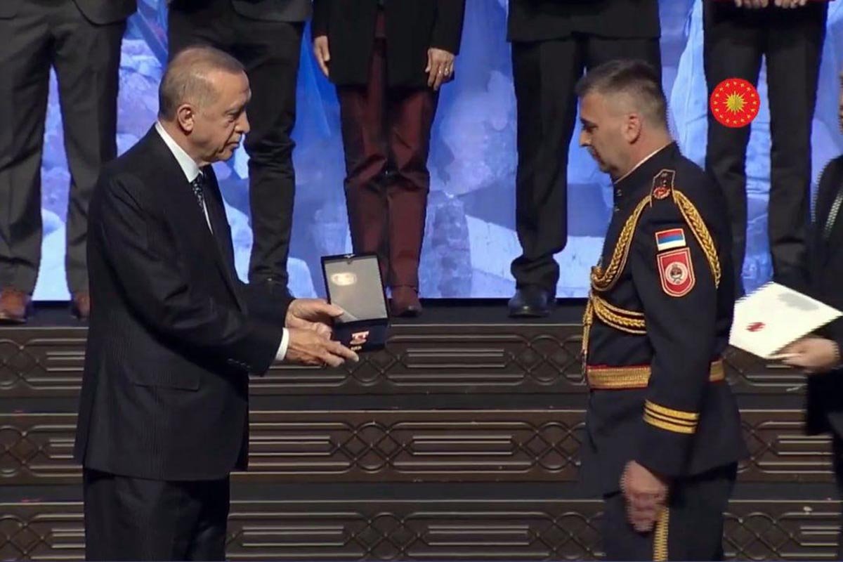 Erdogan uručio zahvalnicu Novitoviću za učestvovanje u pružanju pomoći nakon zemljotresa