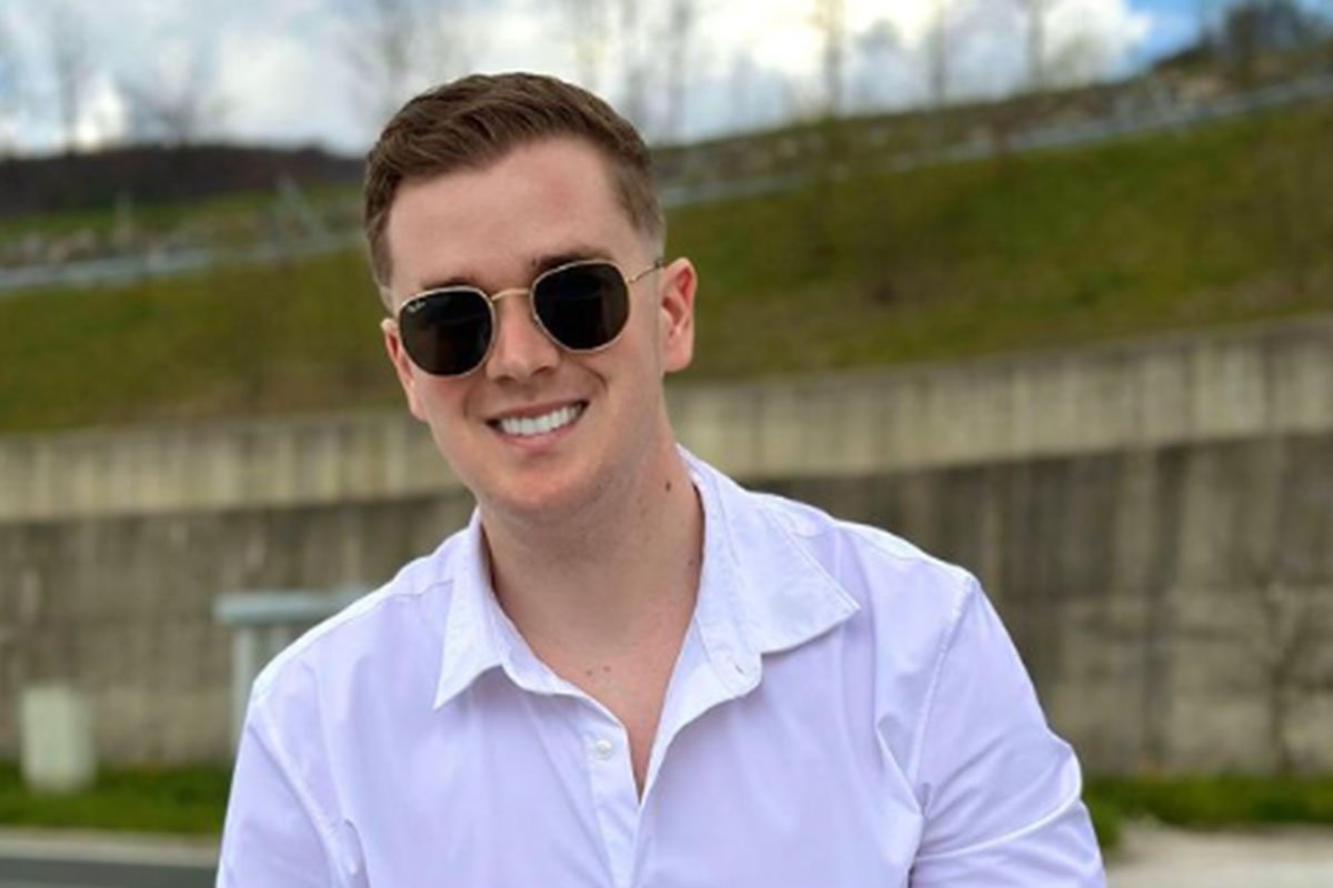 ODUŠEVIO MNOGOBROJNE PRATIOCE Zvezda Granda iz BiH maturanta časti odijelom (FOTO)