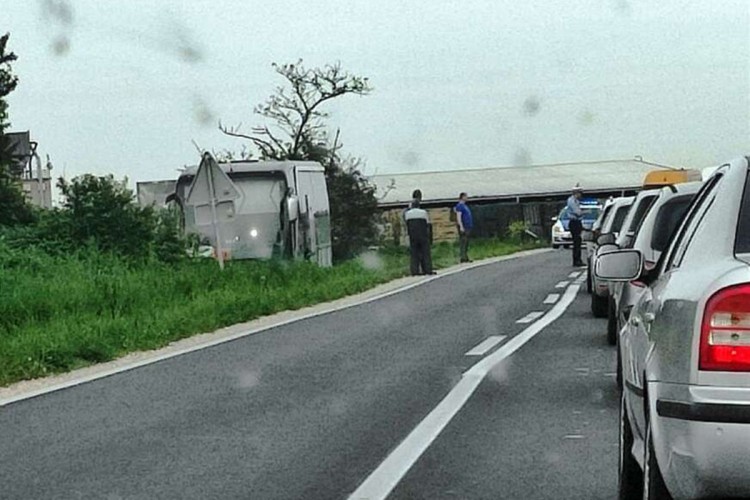 SAOBRAĆAJKA KOD BIJELJINE Autobus sa djecom sletio sa puta (FOTO)