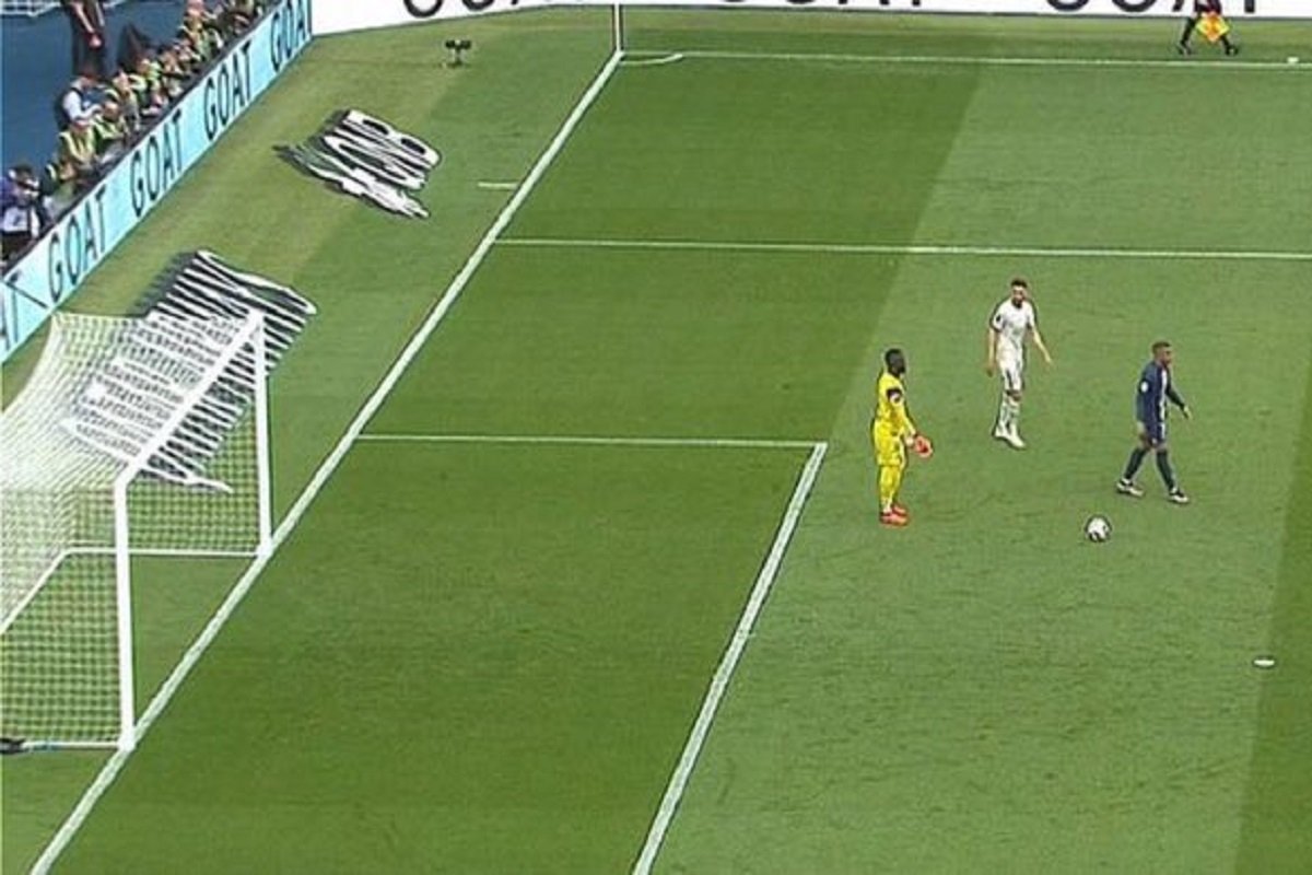 Mbape postigao najlakši i najbizarniji gol karijere