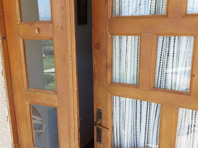 Vandalizam na Kosmetu - provalili u konak pravoslavne crkve (FOTO)
