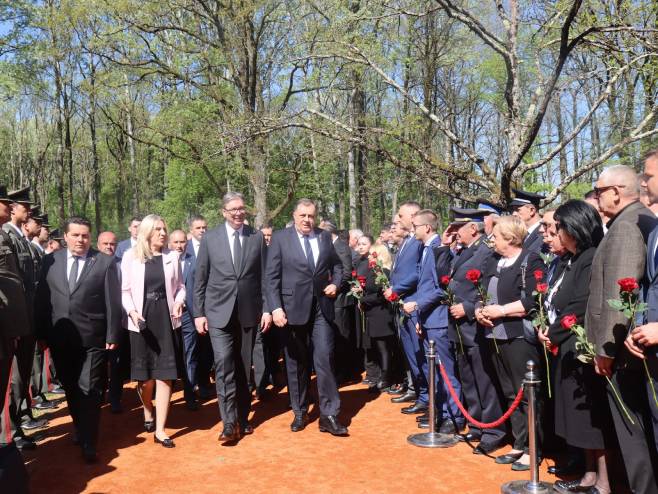 NA REVERIMA ZVANIČNICI NOSE POSEBAN DETALJ "Topola užasa" - Drvo koje pamti uzdahe Srba dok su ih ustaše mučki ubijale (FOTO)