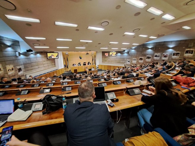 UPUĆEN U HITNU PARLAMENTARNU PROCEDURU Izmijenjen i dopunjen Zakon o PIO