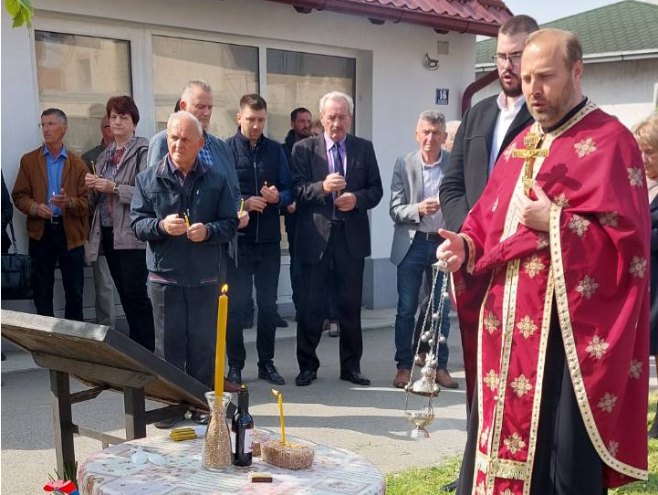 PRVA ŽRTVA RATA U PRIJEDORU Služen pomen Radenku Đapi (FOTO)