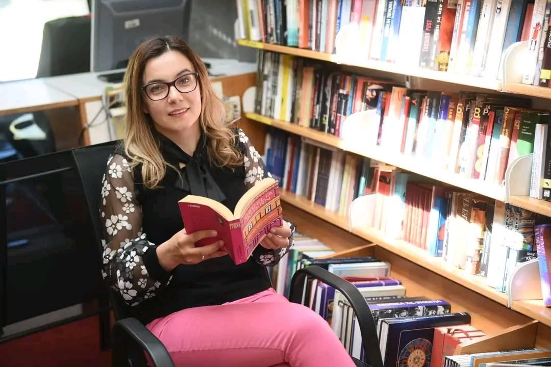 „AKO JE ŽIVOT IGRA, MI NA BALKANU VEĆ TRIDESET GODINA IGRAMO GLUVO GLAMOČKO KOLO“ Aforističarka Aleksandra Glišić:  Nema bolje pisane forme kojom možete da odreagujete na sve što vam se dešava