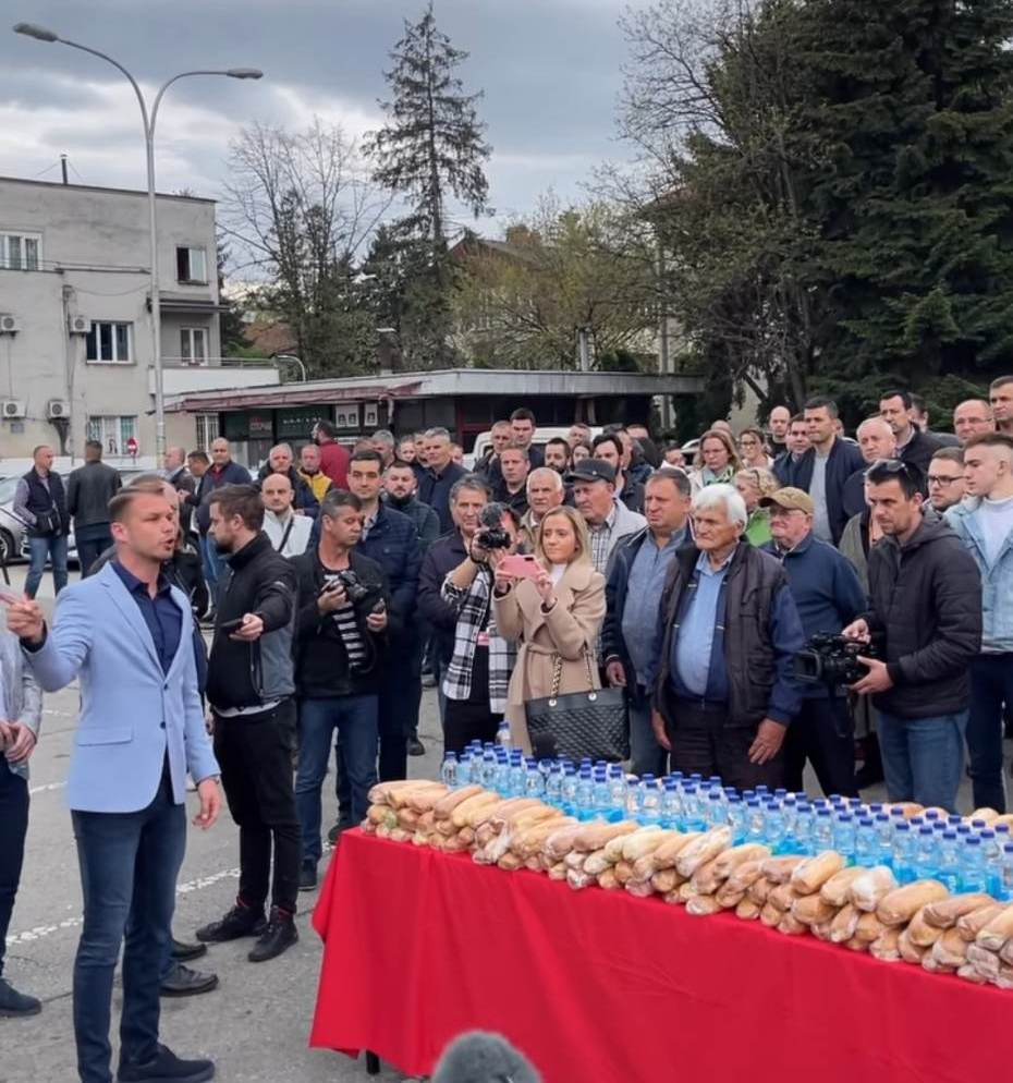 Odgođena deložacija na Staroj autobuskoj stanici, policija legitimisala političare i građane