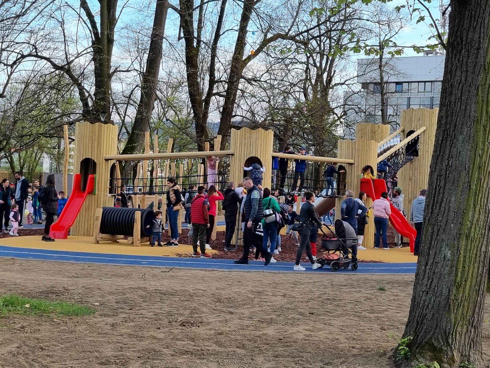 GRAD ĆE POKRENUTI ISTRAGU Vandali uništavali igralište u parku Mladen Stojanović (FOTO)