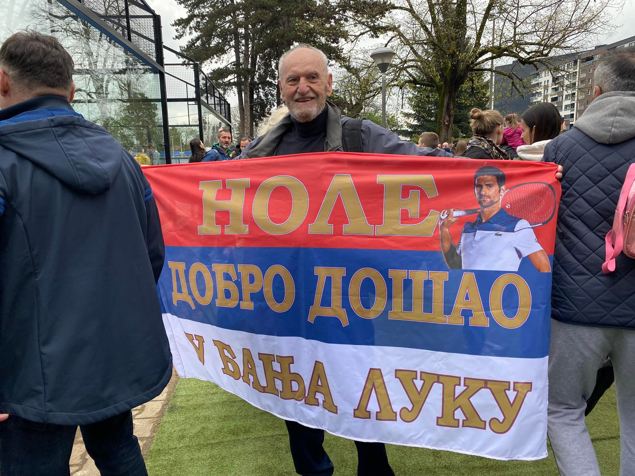 NOLE, DOBRO DOŠAO U BANJALUKU Fanovi iz Laktaša došli sa zastavom! Đoković reagovao čim ih je ugledao (FOTO)